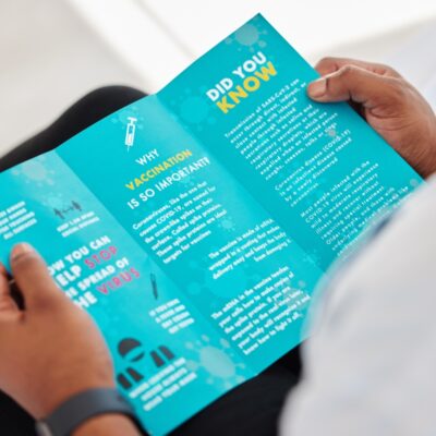 Spójność wizualna materiałów reklamowych wzmacnia rozpoznawalność marki: stałe CMYK, papier 90–350 g i jeden druk offset/cyfrowy oraz poprawne pliki.