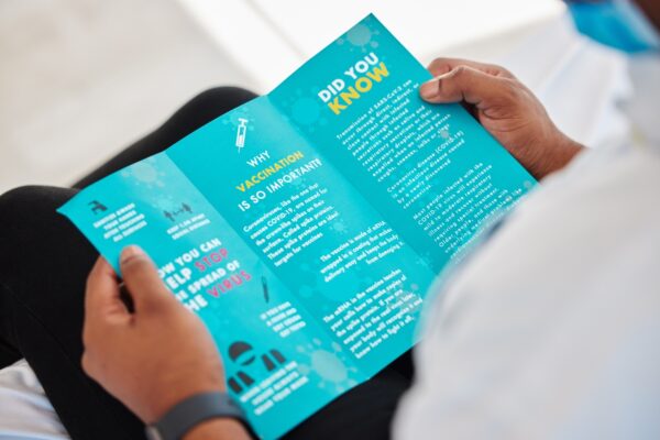 Spójność wizualna materiałów reklamowych wzmacnia rozpoznawalność marki: stałe CMYK, papier 90–350 g i jeden druk offset/cyfrowy oraz poprawne pliki.