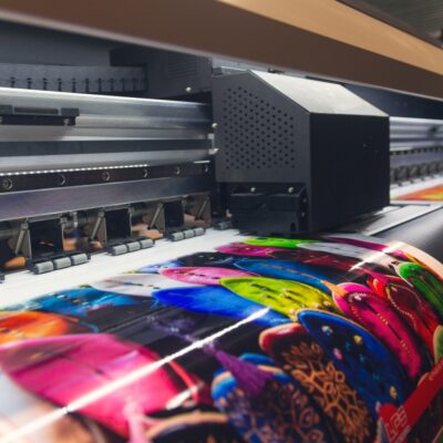 Specjalistyczne usługi drukarskie vs druk cyfrowy: kontrola barwy, dobór papieru i wykończeń oraz pliki CMYK 300 DPI ze spadami dla spójnego efektu.